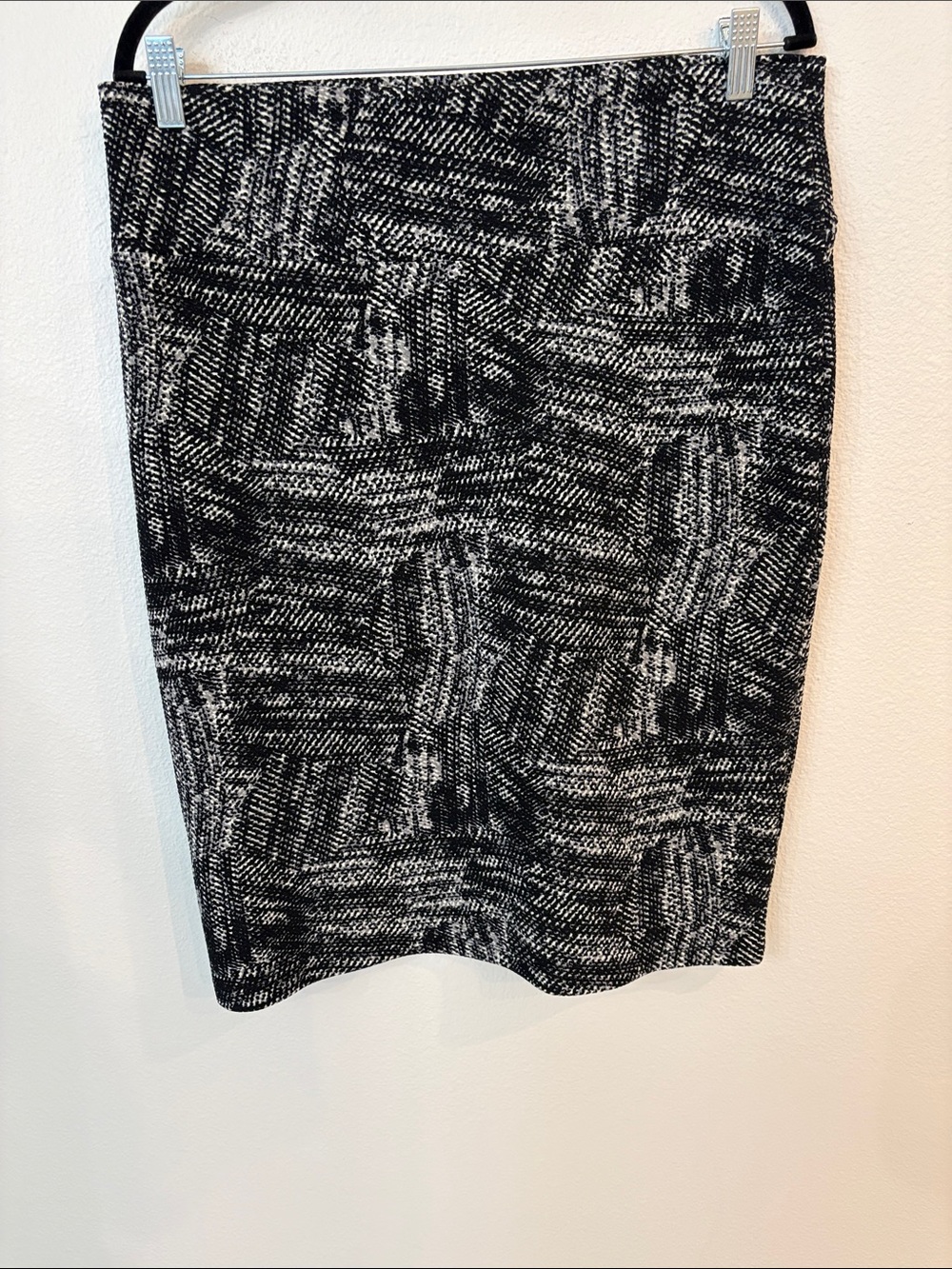 LuLaRoe Black and White Textured Pencil Skirt Size XL